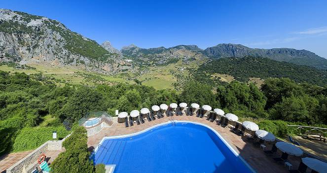 Piscina del hotel Fuerte Grazalema con jacuzzi exterior y vistas al Parque Natural de Sierra de Grazalema